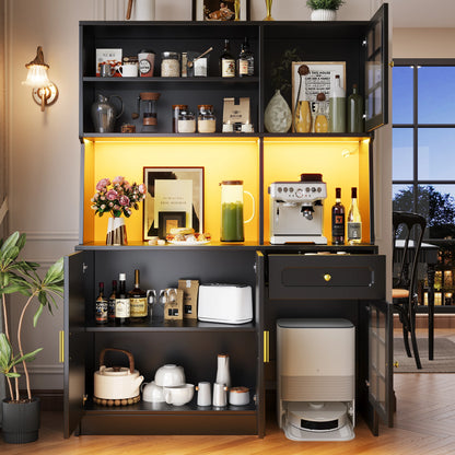 meuble de cuisine noir vitrines striees eclairage ambre vaisselle