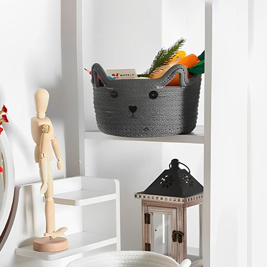 panier rangement salle de bain chat gris avec jouets et carnet