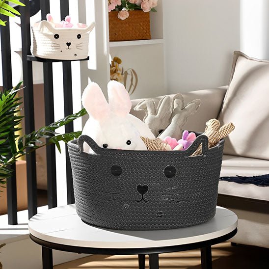 panier rangement salle de bain chat gris avec peluches lapins sur table