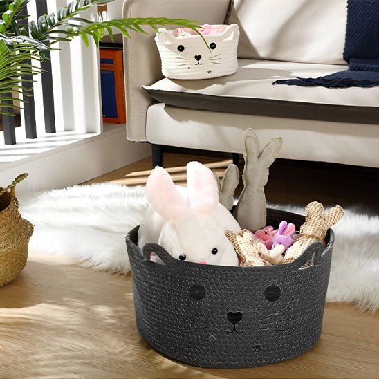 panier rangement salle de bain chat gris avec peluches lapins