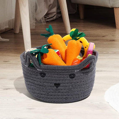 panier rangement salle de bain jouets chat gris avec peluches carottes