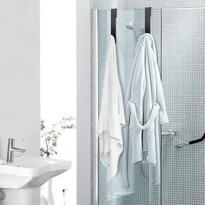 peignoir et serviette sur crochets de porte douche porte serviette salle de bain