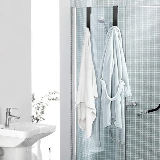 peignoir et serviette sur crochets de porte douche porte serviette salle de bain