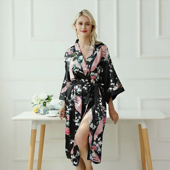 peignoir femme satin noir fleurs roses