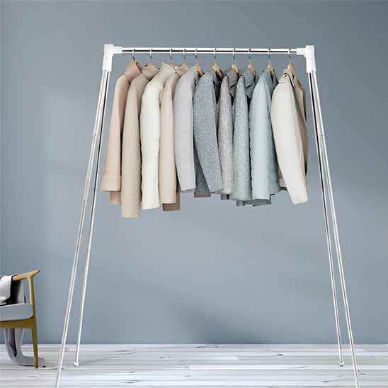 portant vetement blanc manteaux cintres