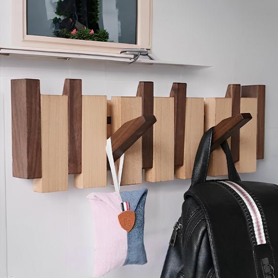 porte manteau bois mural bicolore avec sacs