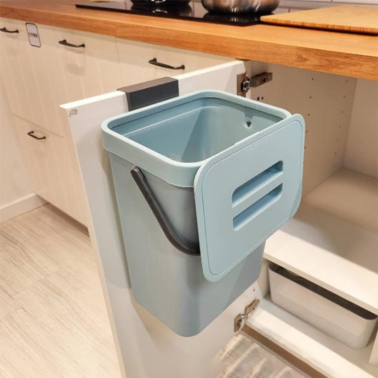 poubelle sous evier cuisine bleue porte placard