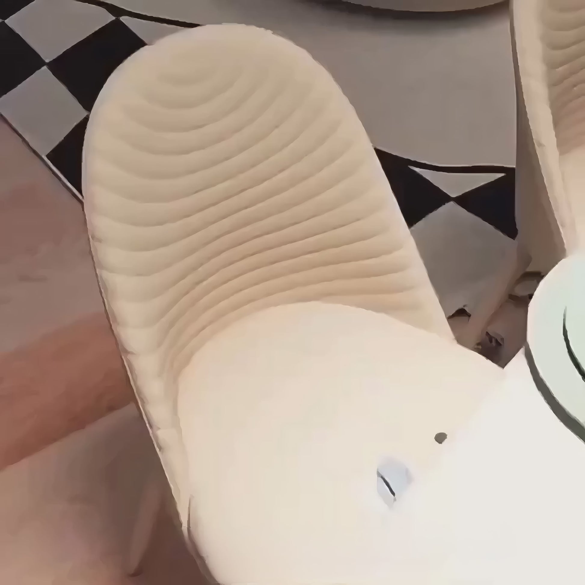 table basse salon gros plan surface ondulee tapis geometrique