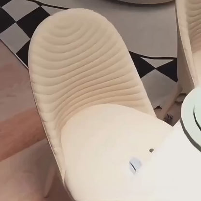 table basse salon gros plan surface ondulee tapis geometrique