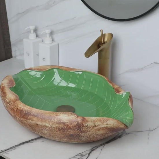 lavabo vert en ceramique avec robinet dore