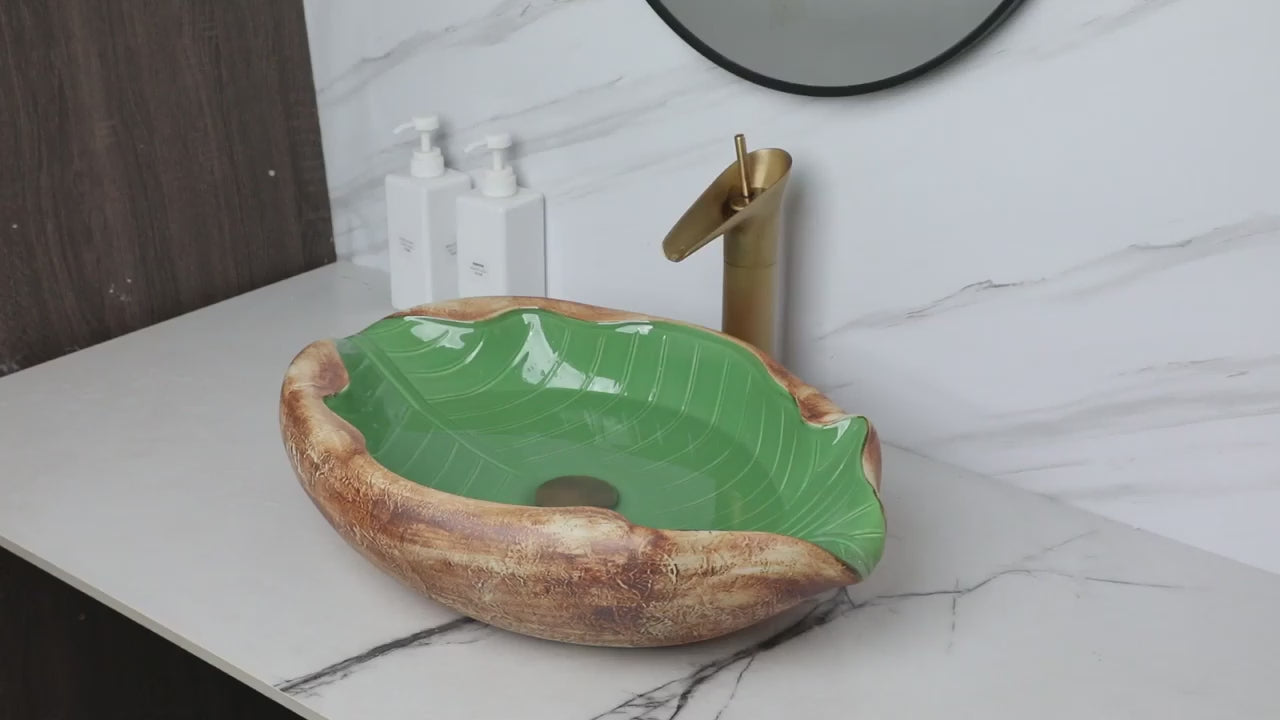 lavabo vert en ceramique avec robinet dore