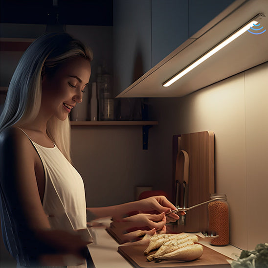 reglette led cuisine femme cuisinant plan travail eclaire