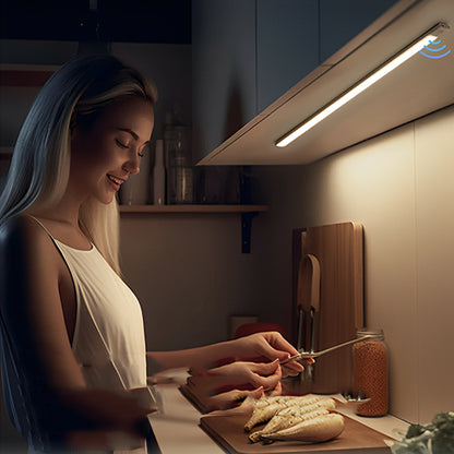 reglette led cuisine femme cuisinant plan travail eclaire