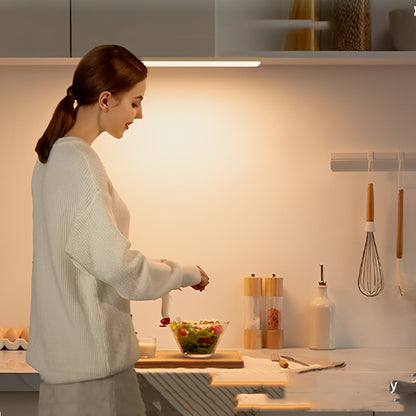reglette led cuisine femme preparant repas sous meuble