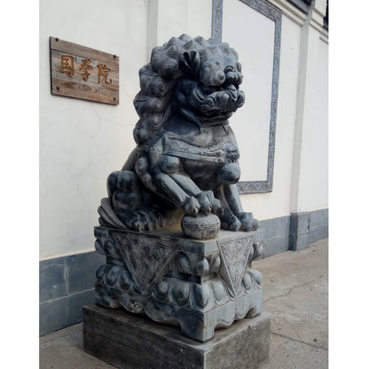 sculpture lion gardien chinois en pierre sur socle traditionnel