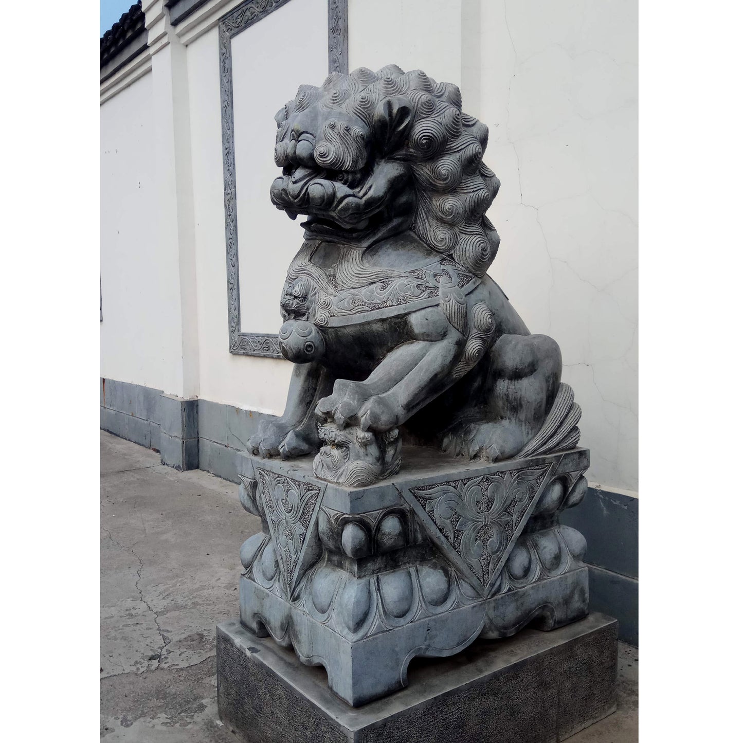 sculpture lion gardien chinois en pierre