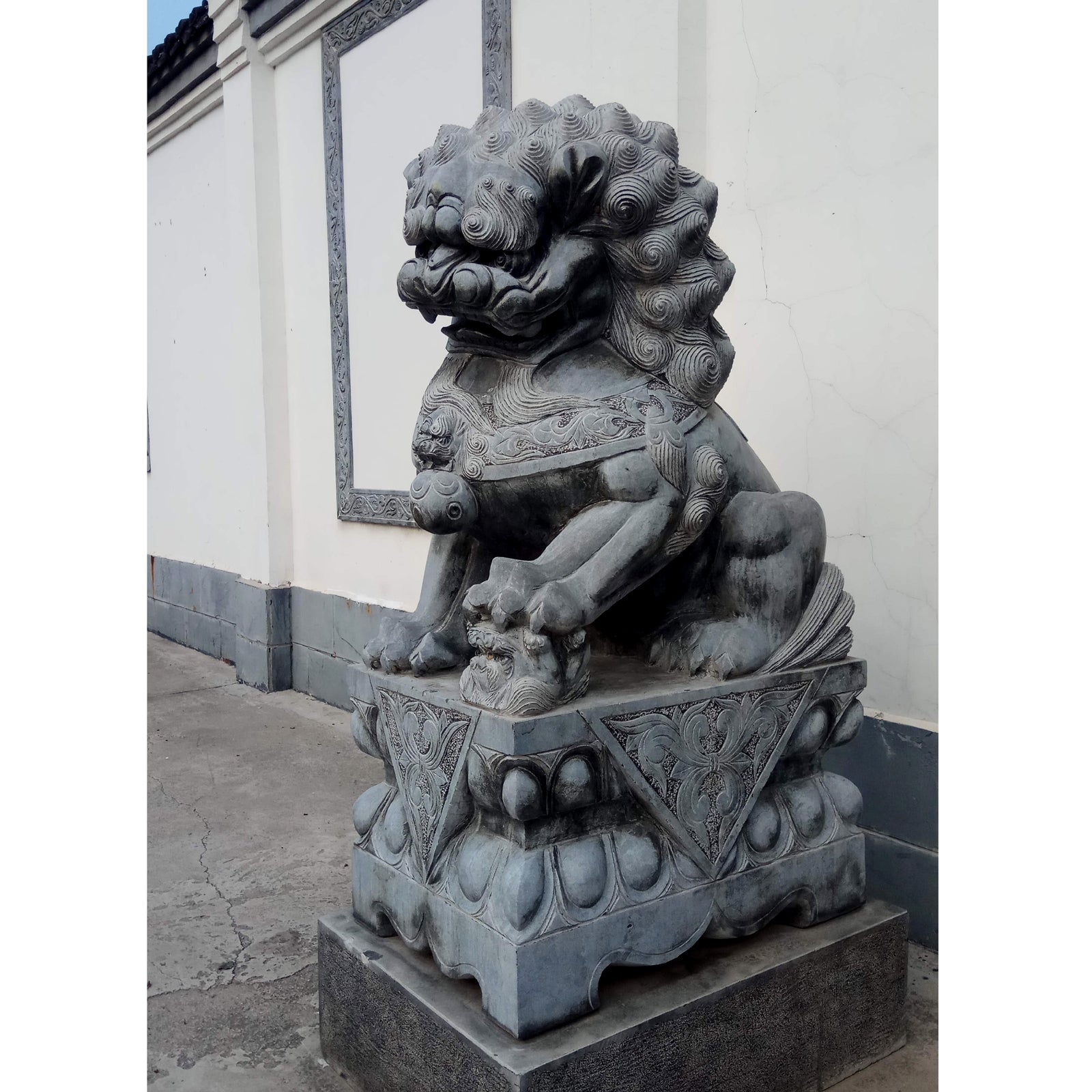 sculpture lion gardien chinois en pierre