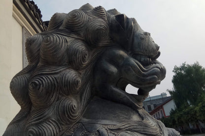 sculpture lion gardien chinois profil criniere en spirales