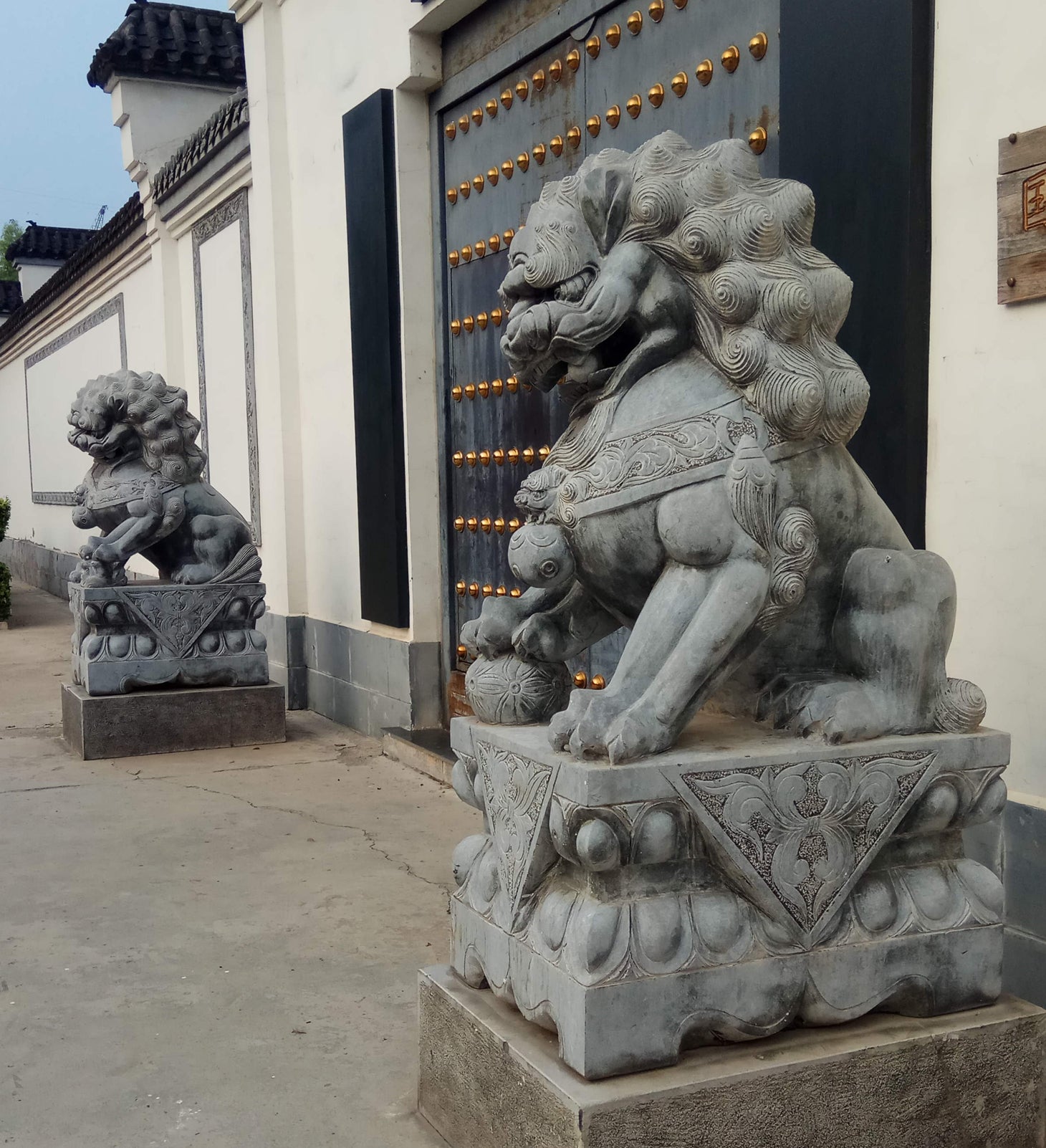 sculpture lions gardiens chinois en pierre 
