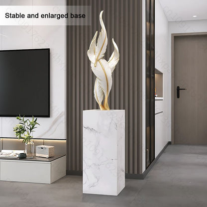 sculpture plume blanche sur socle marbre moderne