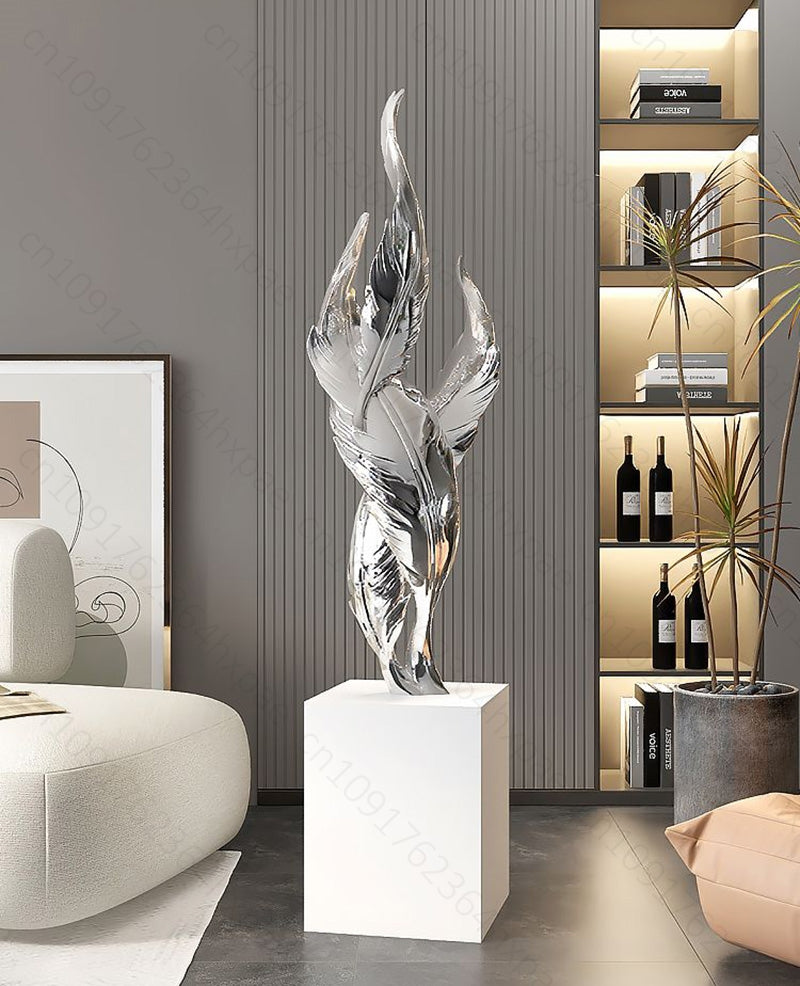 sculpture plumes argentées sur socle blanc 