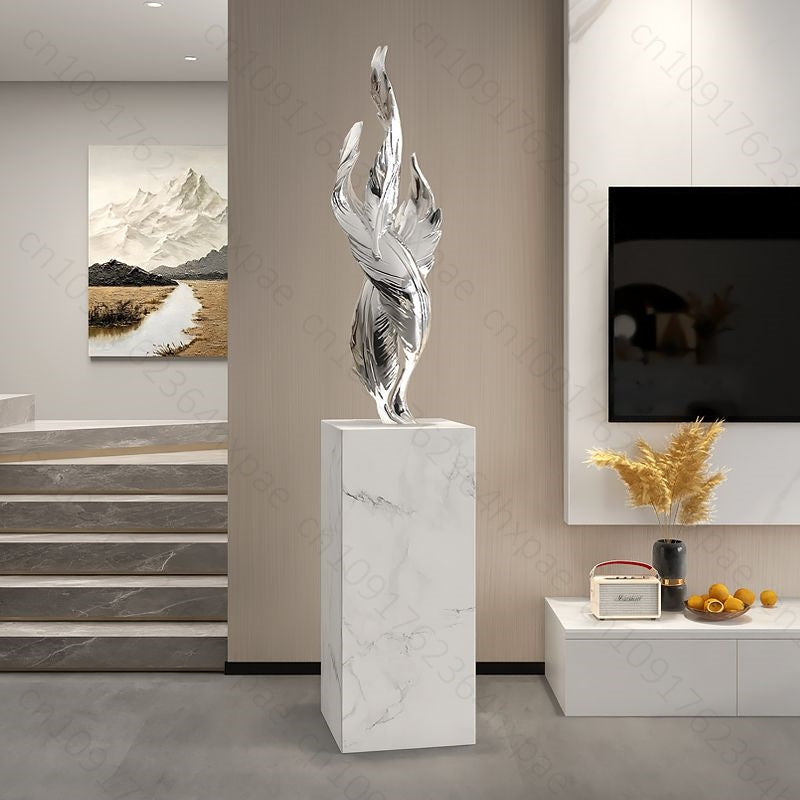 culpture plumes argentees sur socle marbre salon moderne