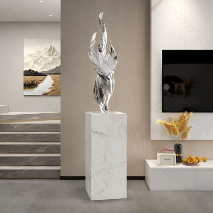 culpture plumes argentees sur socle marbre salon moderne