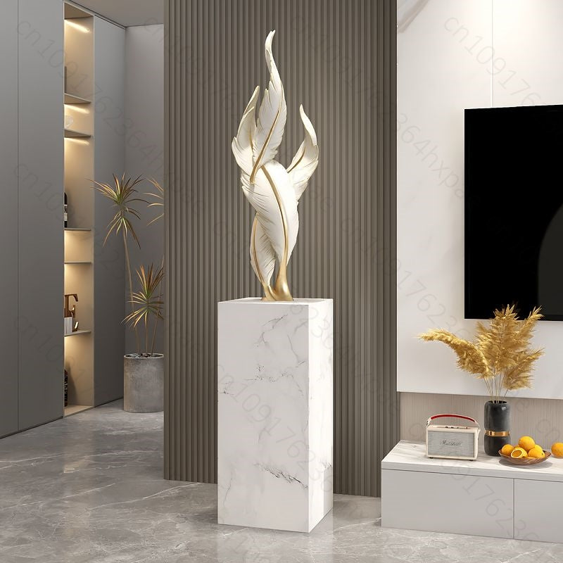 sculpture plumes blanches sur socle marbre salon moderne