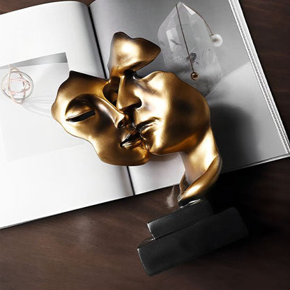 sculpture visage abstrait dore couple sur livre