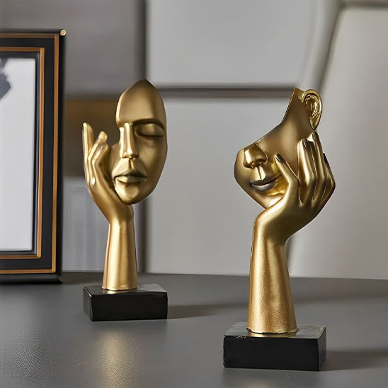 sculpture visage abstrait dore main sur joue