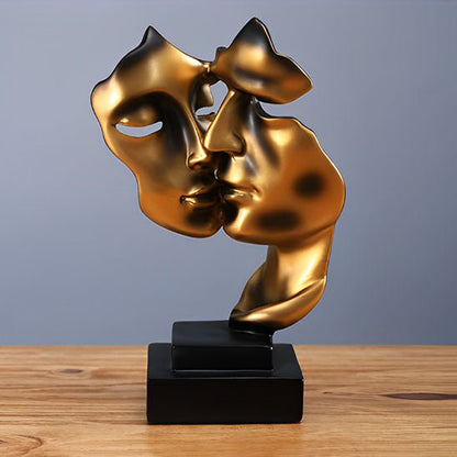 sculpture visage abstrait dore sur socle noir