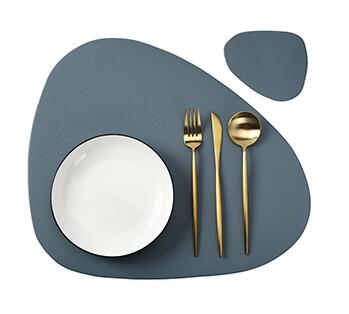 set de table bleu assiette blanche fourchette couteau or