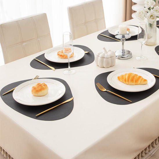 set de table noirs avec vaisselle petit dejeuner elegant