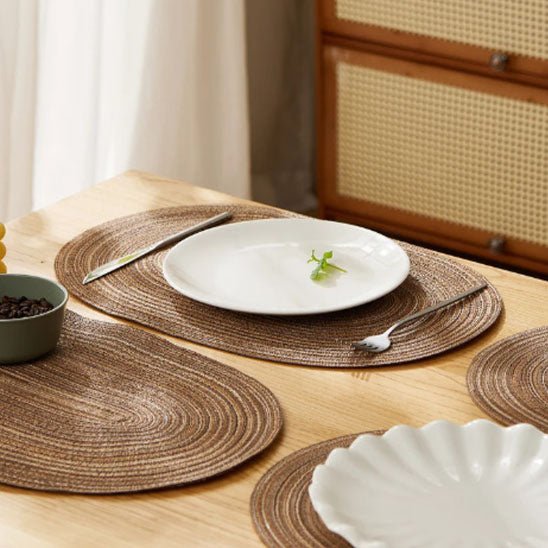 set de table ovale marron assiette couverts