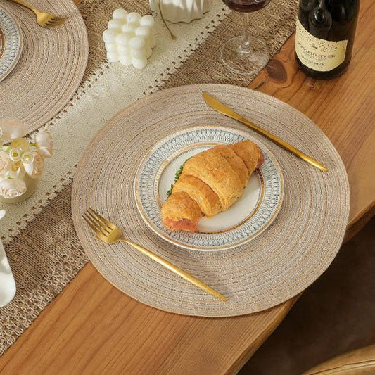 set de table rond beige croissant fourchette couteau dore