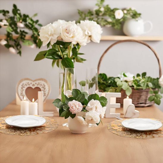 set de table rond deco table romantique assiettes blanches fleurs blanches bougies