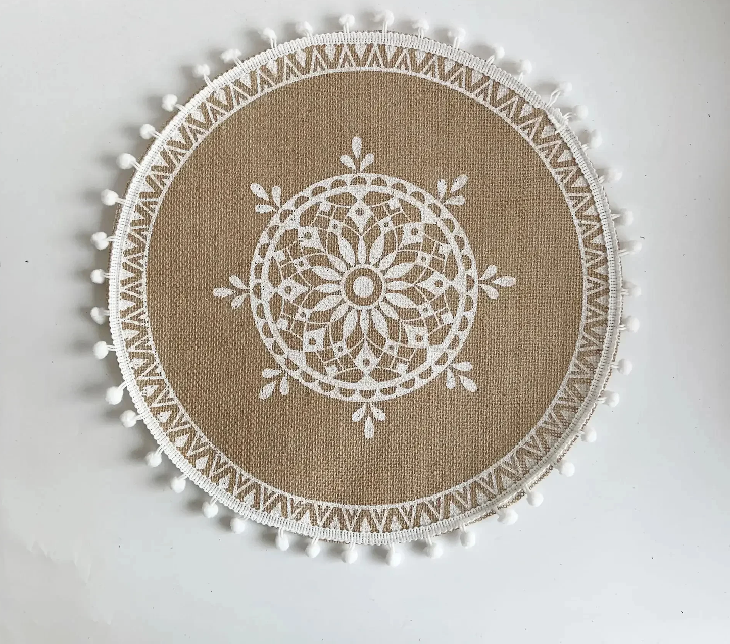 set de table rond marron blanc motifs