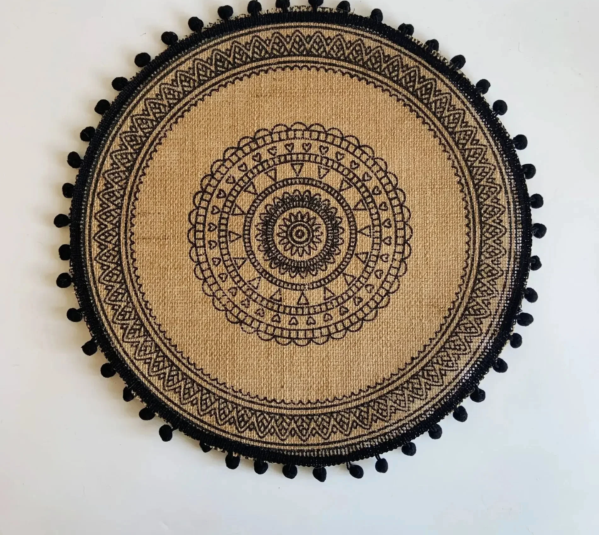 set de table rond noir blanc motifs