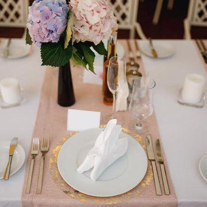 set de table rond table elegante assiette blanche fleurs hortensia serviette pliee