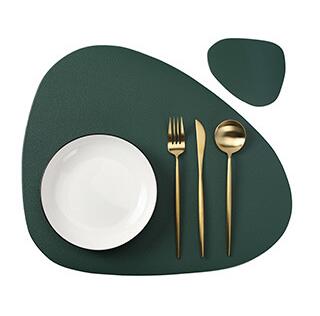 set de table vert assiette blanche fourchette couteau or