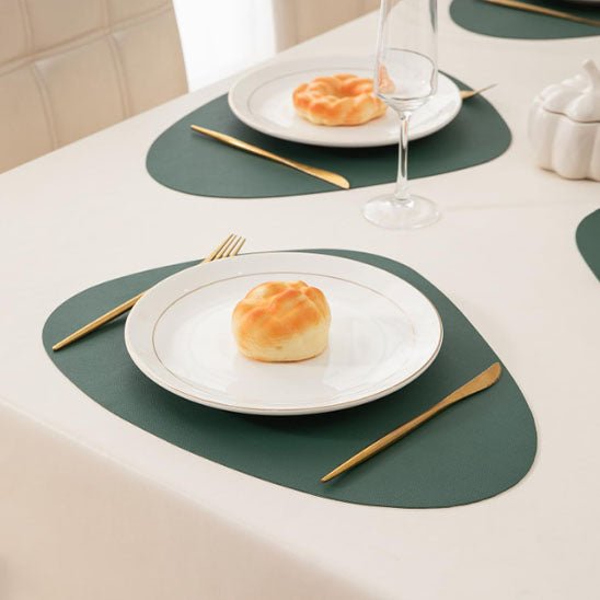 set de table vert assiette blanche petit pain fourchette couteau or