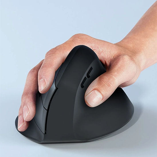 souris ergonomique verticale noire utilisation main
