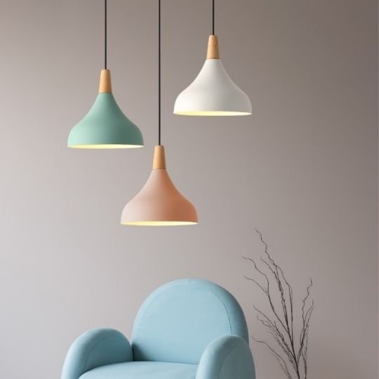 suspension luminaire design multicolore au dessus fauteuil bleu