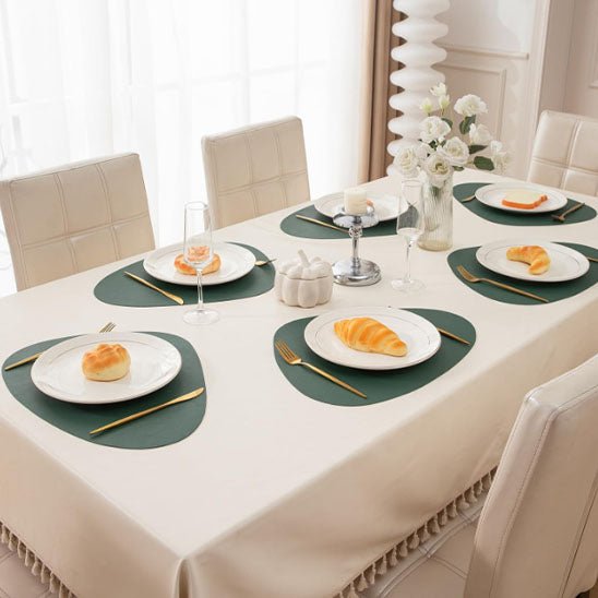table blanche set de table vert assiette blanche viennoiserie