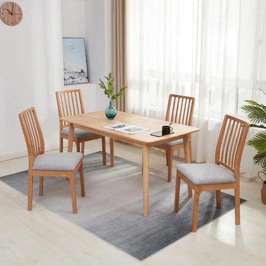 table bois rectangulaire avec quatre housse de chaise grises