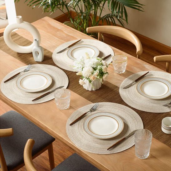 table bois vaisselle blanche set de table rond beige