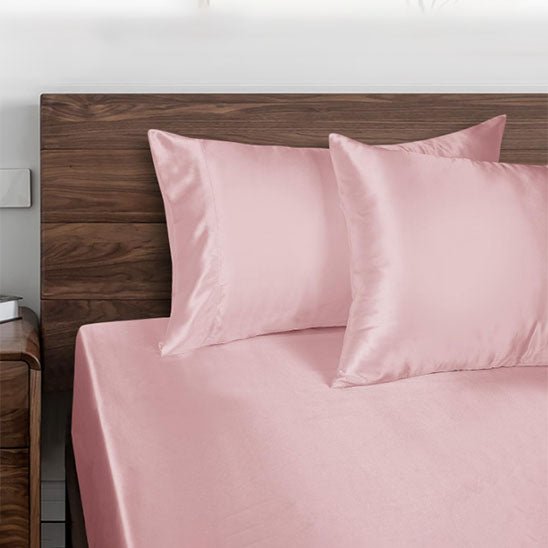 taille oreiller satin roses lit bois coussins lisses