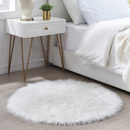 tapis descente de lit rond blanc duveteux chambre lit