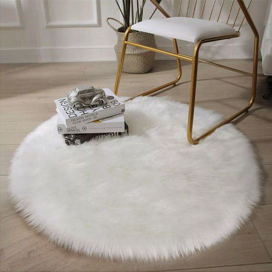 tapis descente de lit rond fourrure blanche chaise doree