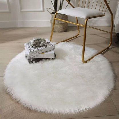 tapis descente de lit rond fourrure blanche chaise doree